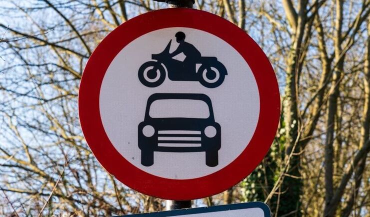 4 uncommon road signs you may not know (but need to)